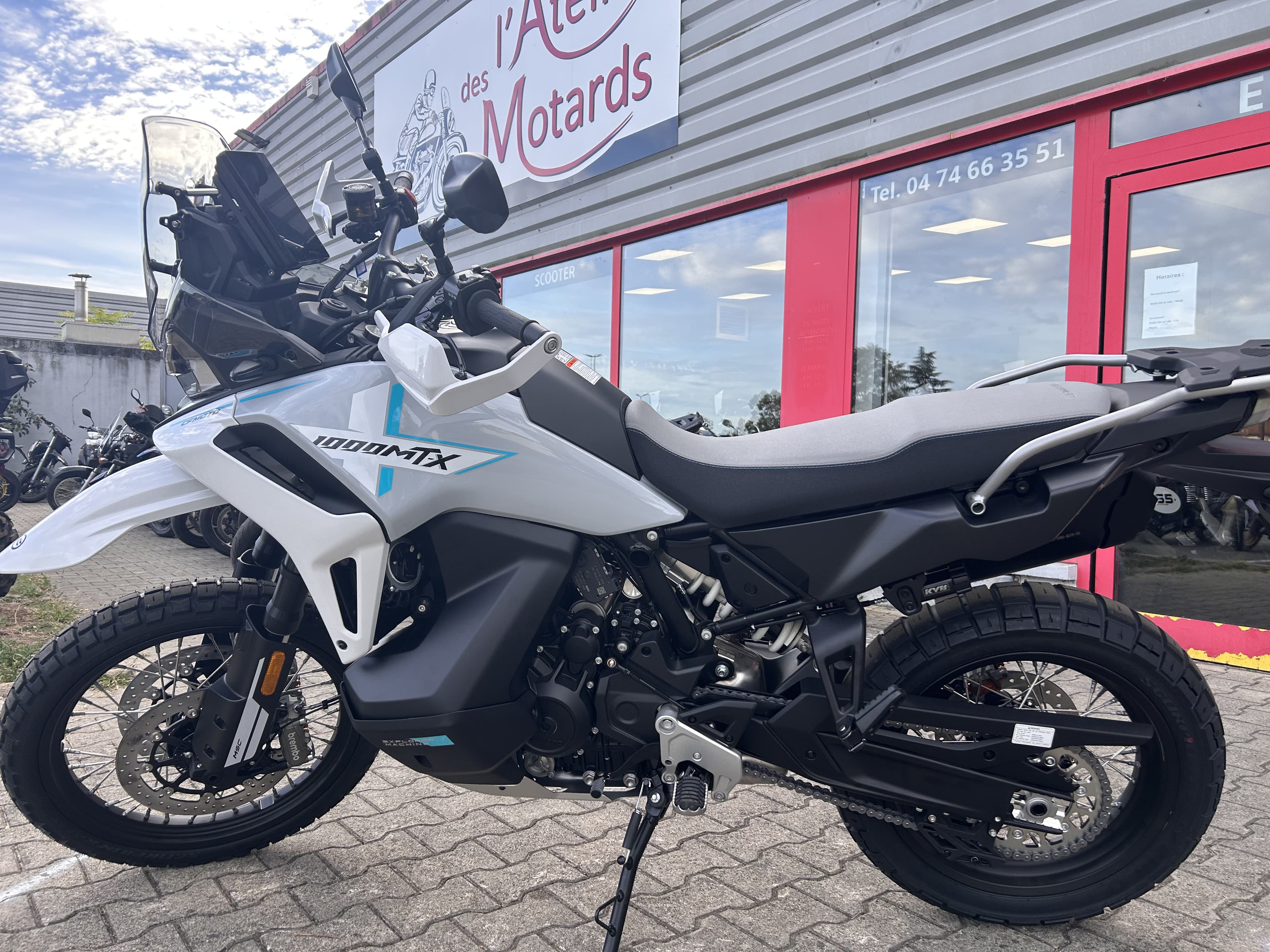 CFMOTO CFMOTO 1000 MT-X – BLANCHE & BLEUE – 369 KM – GARANTIE CONSTRUCTEUR 5 ANS 2026 d'occasion — L'Atelier des Motards, Belleville